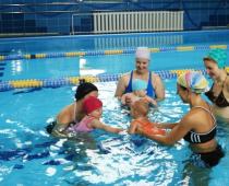 Занятия в бассейне для детей полутора-двух лет Один из самых больших бассейнов города